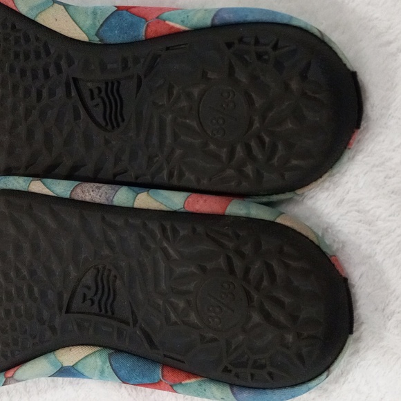 Womens water shoes. - Picture 3 of 4